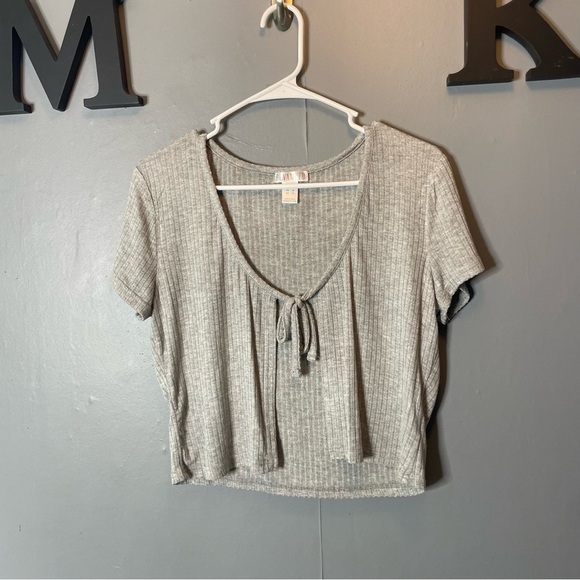 Revamped Gray Ribbed Front Tie Women's Short sleeve Top size medium - Picture 1 of 5